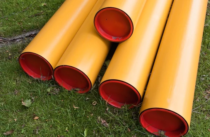 Gelbe Rohre mit roten Enden